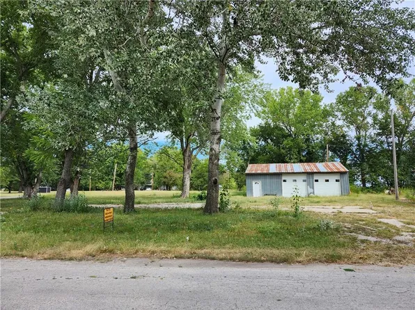 403 E 5th St, Pleasanton, KS 66075