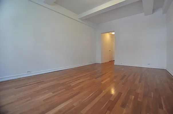 Rented by Manhattan Realty Group | media 2