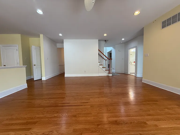 606 Winston Ln — Photo 56