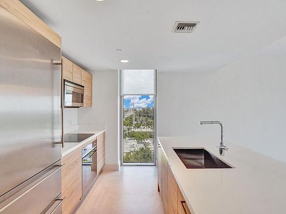3rd image of 16385 Biscayne Blvd Unit 801