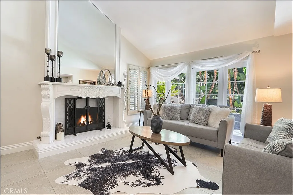 3 bed, 2.5 bath, 1960 sqft, $4,800 — Photo 3