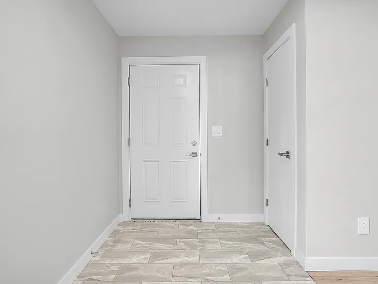 111 Adolph Cres — Photo 20