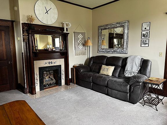 Living room w/ gas fireplace