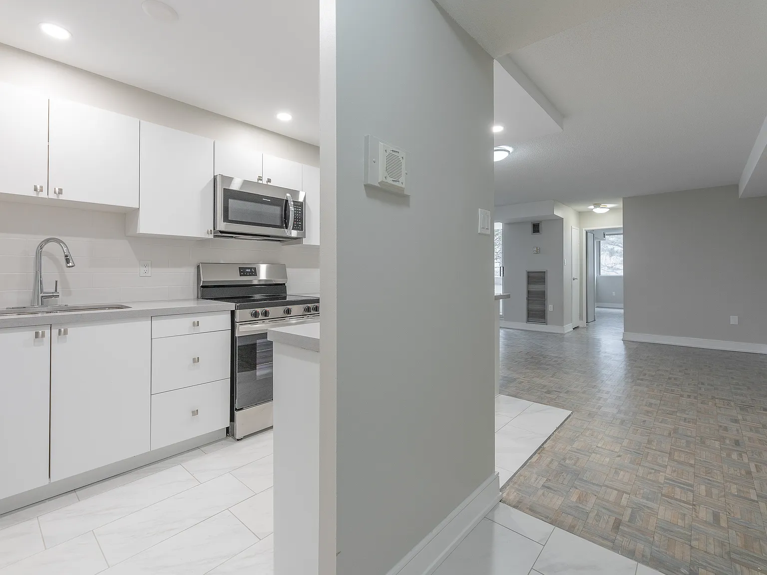 3575 Kaneff Crescent Mississauga — Photo 4