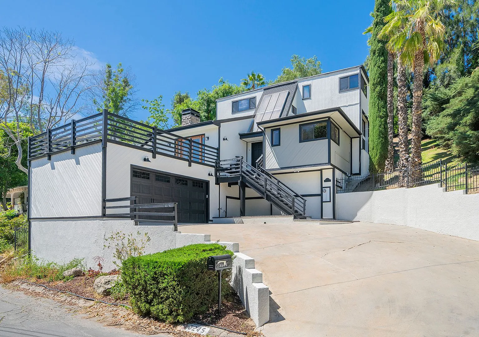 Beautifully Renovated Woodland Hills Home — Photo 1