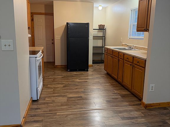 5th image of 121 E Maple St