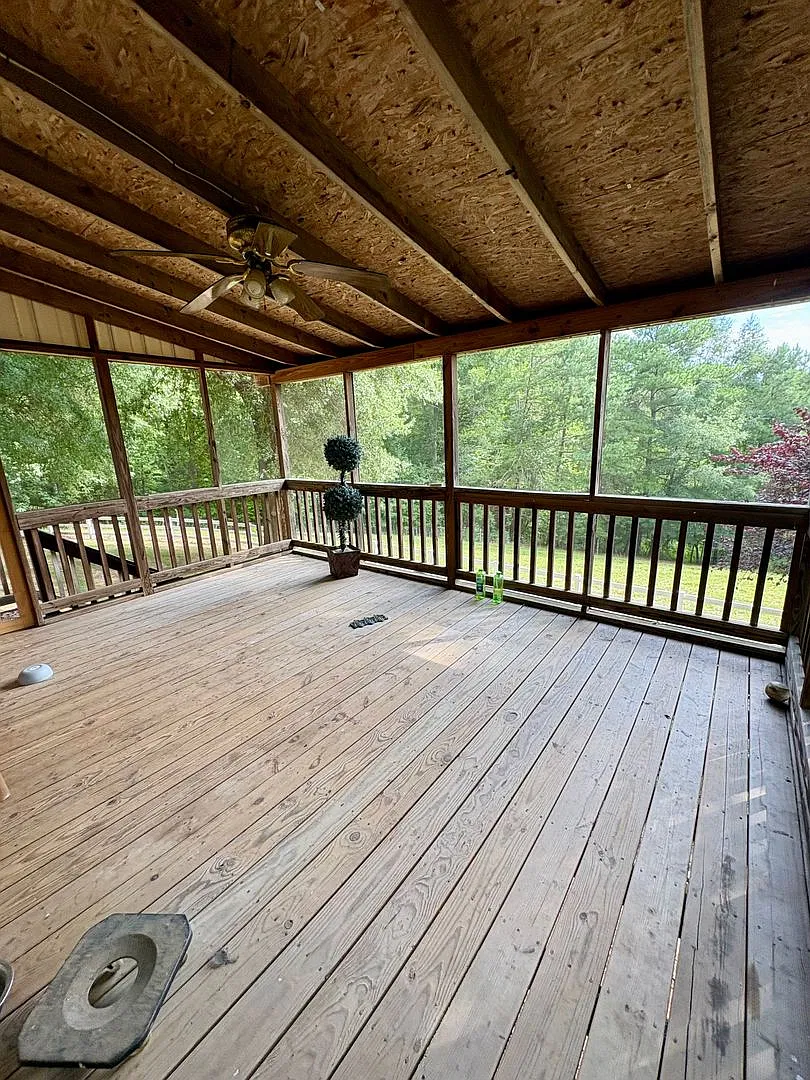 3 Bedrooms | 2 Bathrooms | $1,600/Month | $1,600 Security Deposit — Photo 2