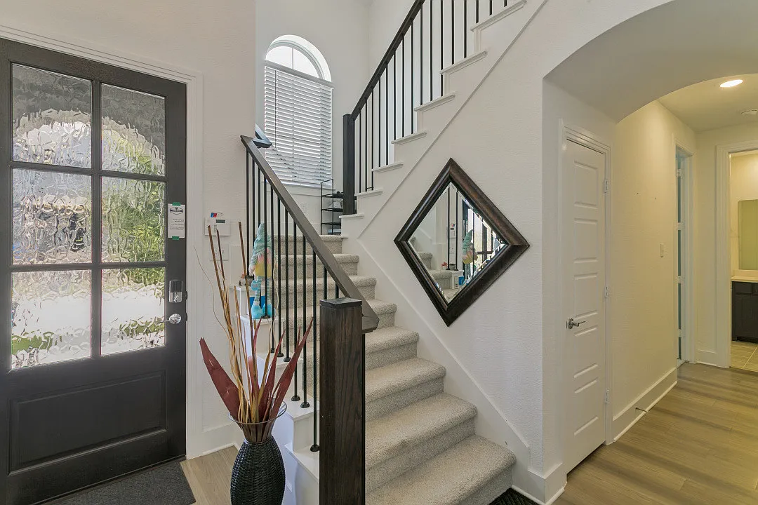 1212 Carnation Dr — Photo 3