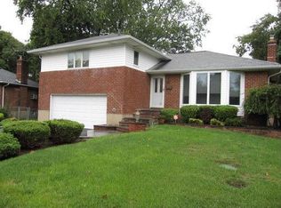 14 Stuart Dr, Syosset, NY 11791