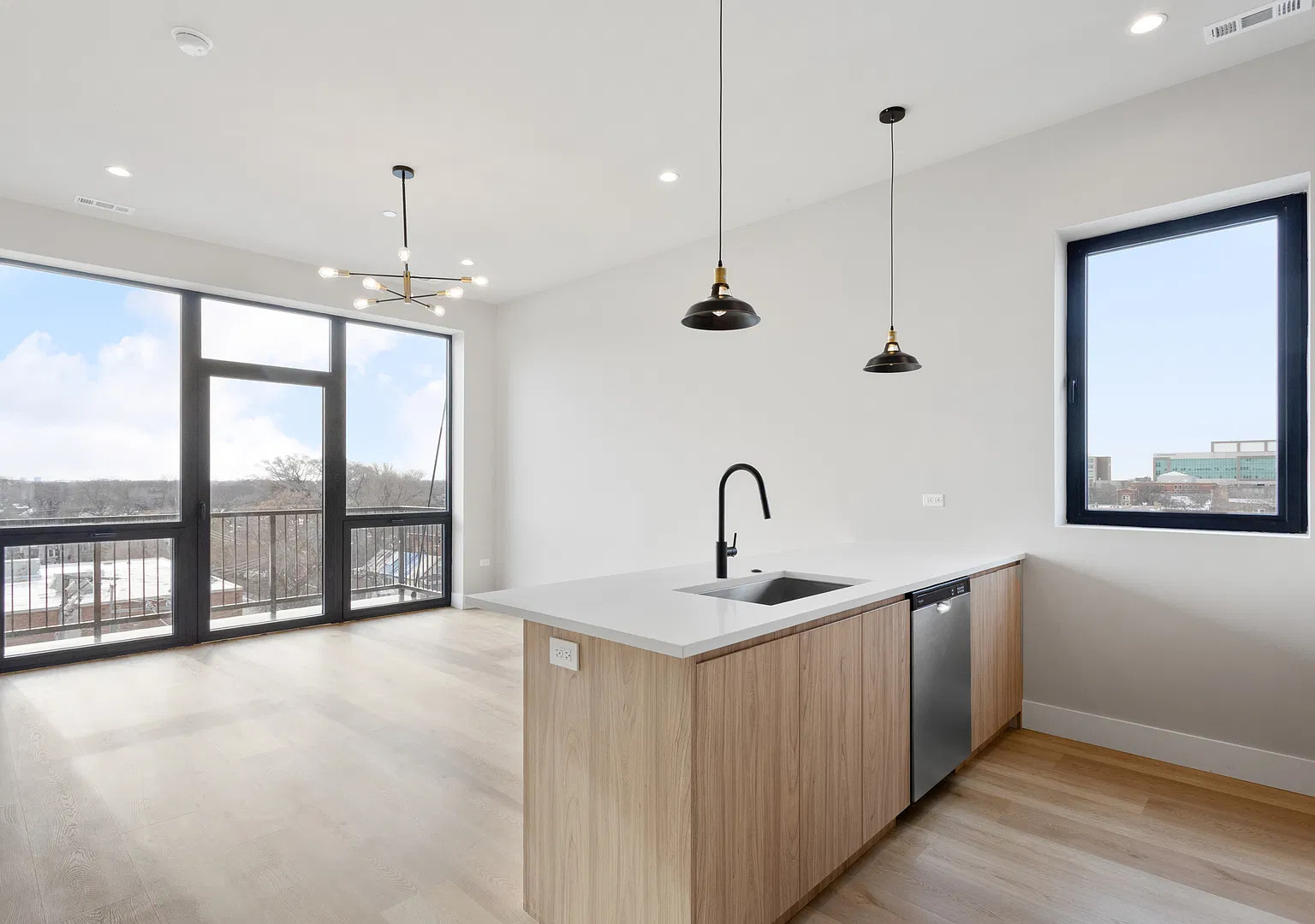 2505 W Farragut Ave — Photo 3