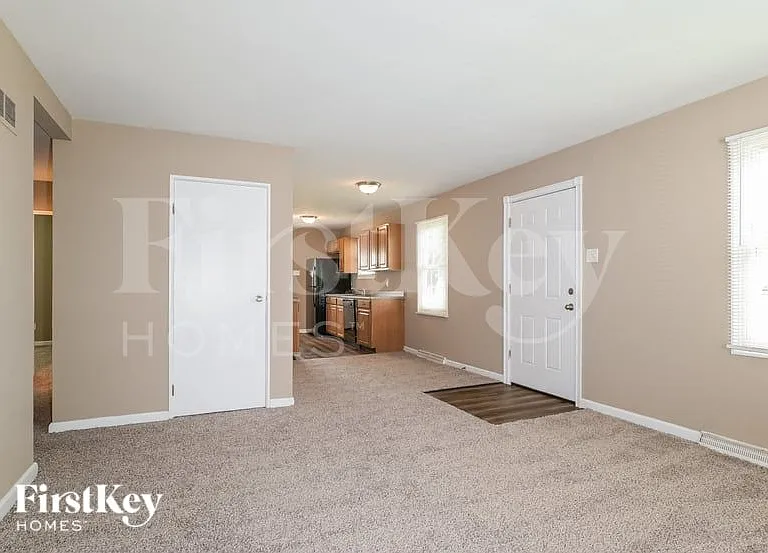 42 Mercury Dr — Photo 4