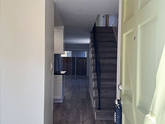 4th image of 946 Tamarack Ln #9