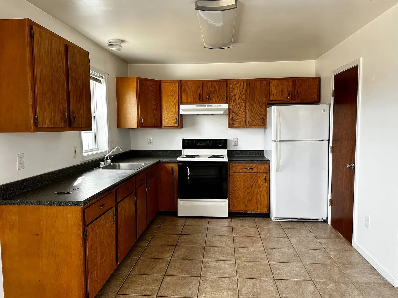2 bed, 1.5 bath, 1232 sqft, $2,300 — Photo 3