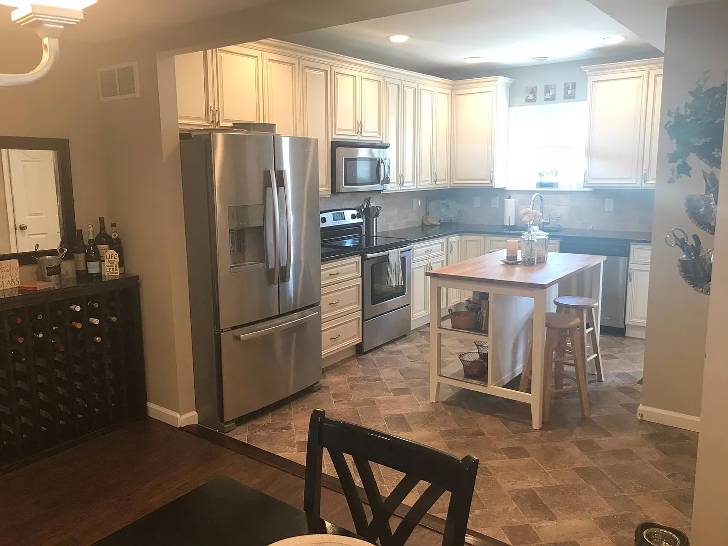Beautiful 4 bedroom, 2.5 bath home — Photo 1