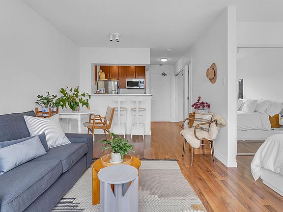 5th image of 2330 Maple St #302
