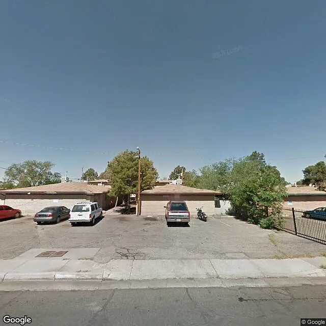 541 Palomas Dr SE