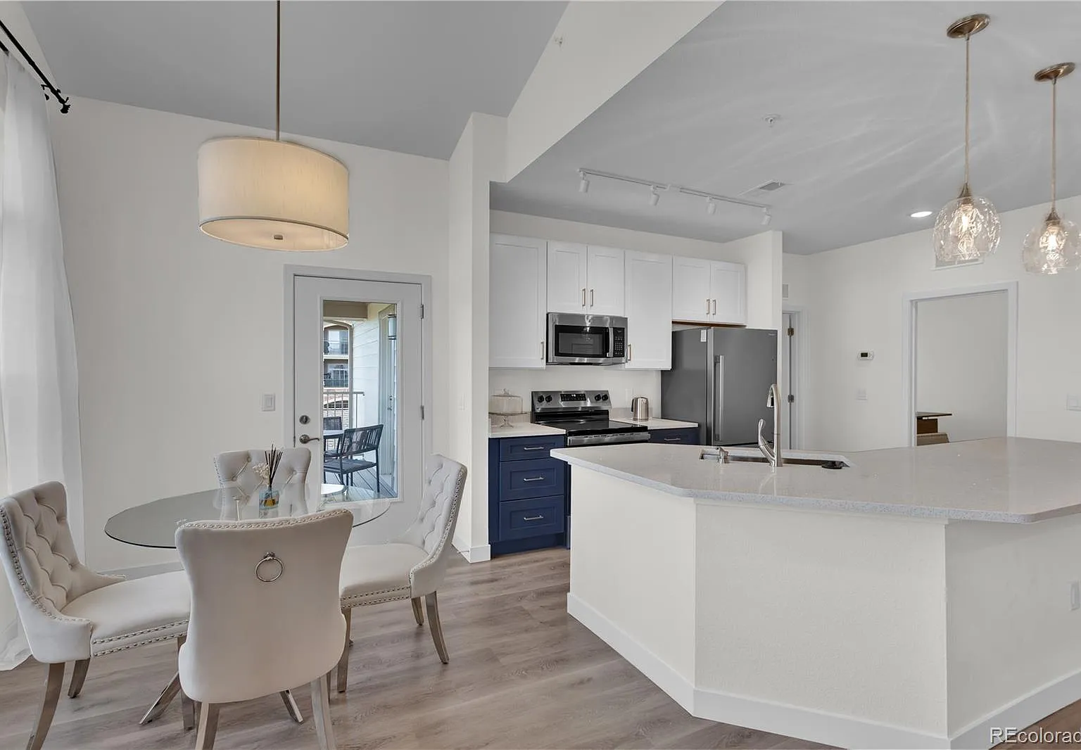 2 bed, 2.0 bath, 1128 sqft, $4,000 — Photo 3