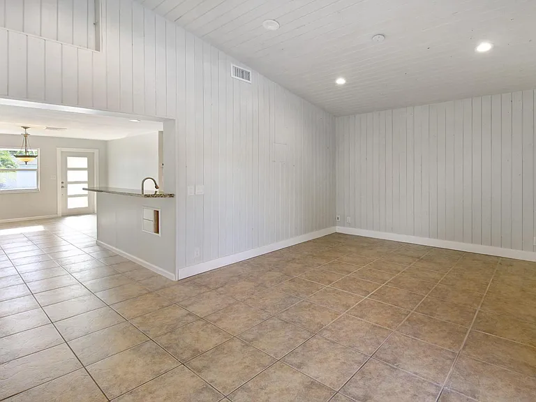 2751 NE 2nd Ct — Photo 11