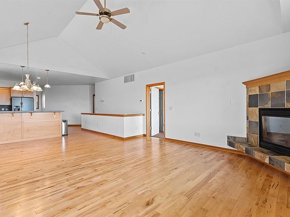 4th image of 6591 Macarthur Dr