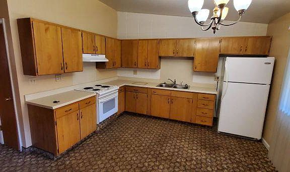 3rd image of 940 Avenue B APT 2