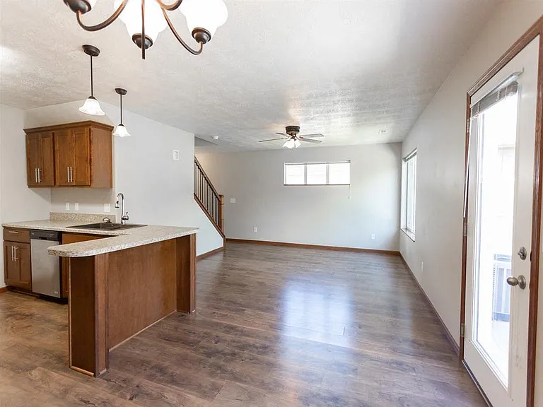 302 S Spring Pl — Photo 9