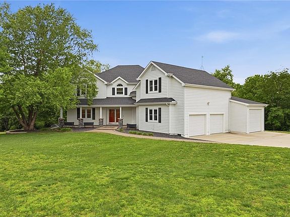 3rd image of 2641 Greenwood Dr