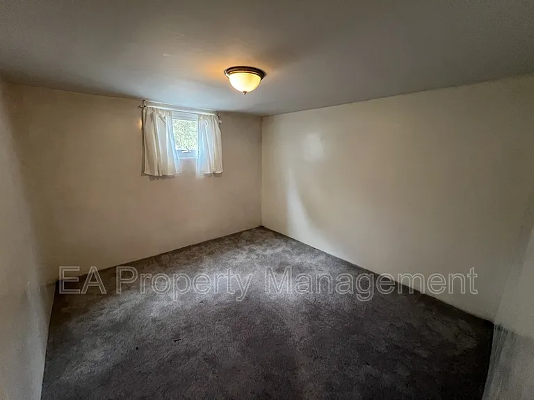 411 Wellesley Dr SE — Photo 17