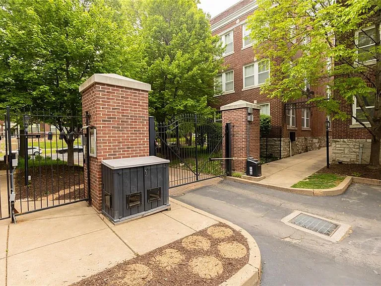 5350 Pershing Ave #2A — Photo 15