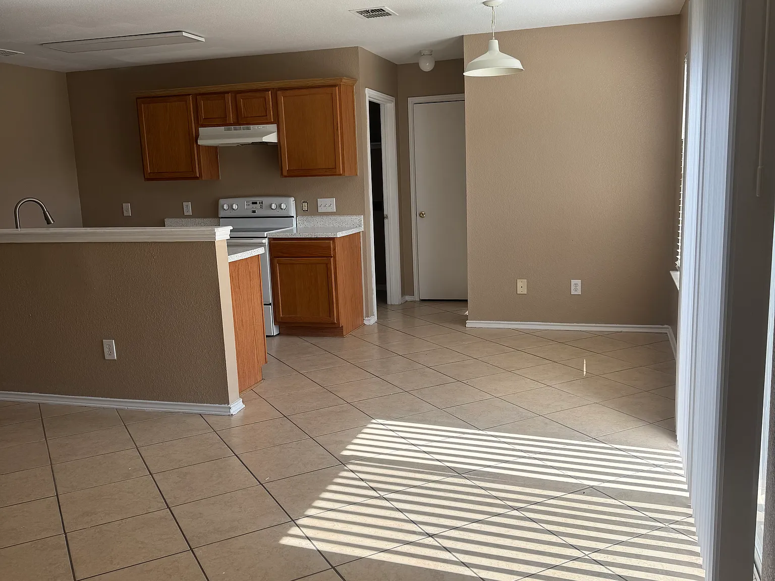 3 bed, 2.5 bath, 1526 sqft, $1,749 — Photo 4