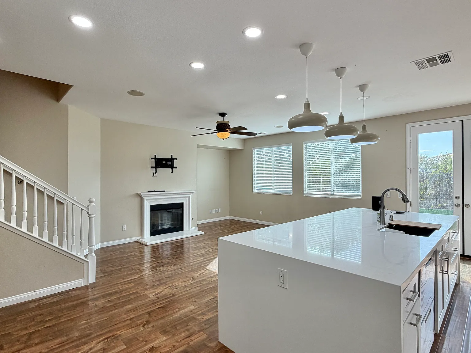 3 bed, 2.5 bath, 3014 sqft, $5,448 — Photo 4