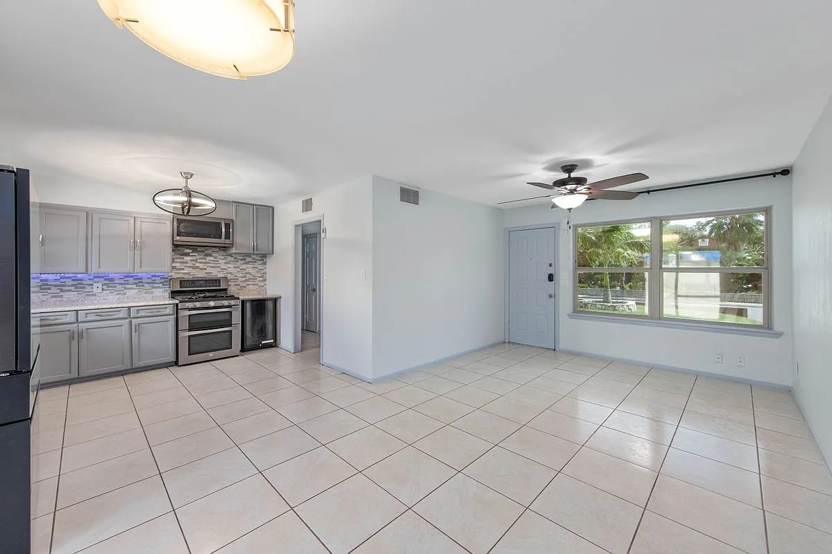 3 bed, 1.0 bath, 939 sqft, $2,400 — Photo 4