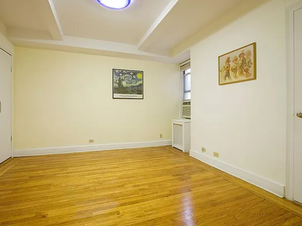 333 East 43rd Street image 1 of 4