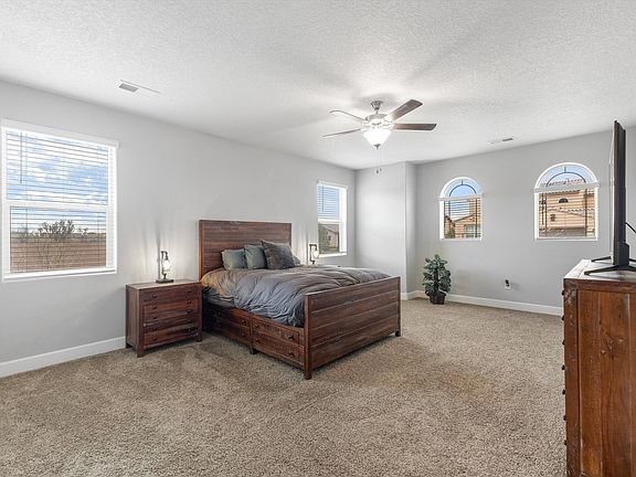 5th image of 5732 Pikes Peak Loop NE
