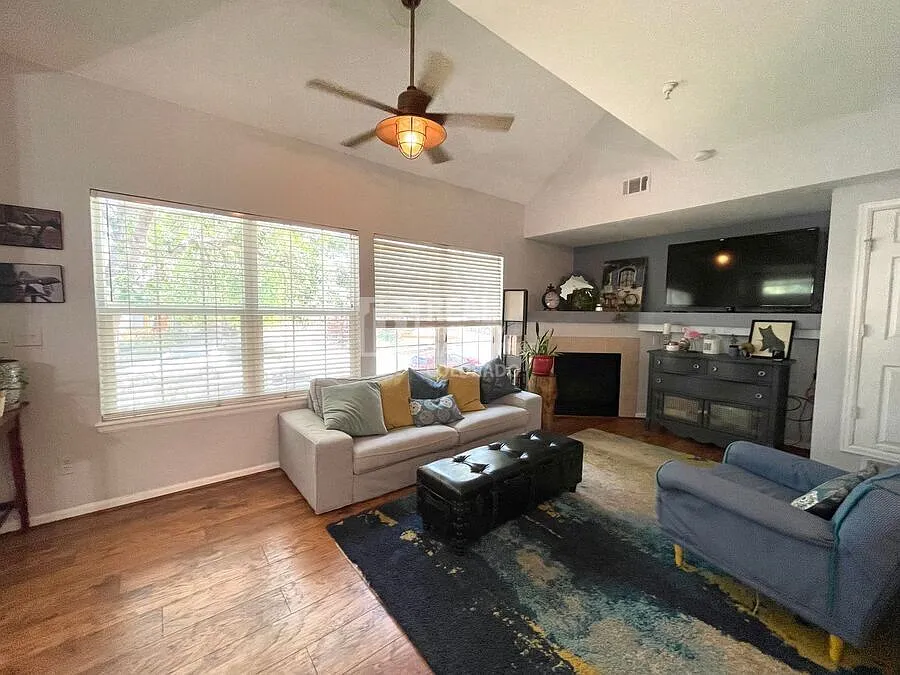Modern Aurora Condo with Quartz Finishes, Balcony & Convenient Location — Photo 3