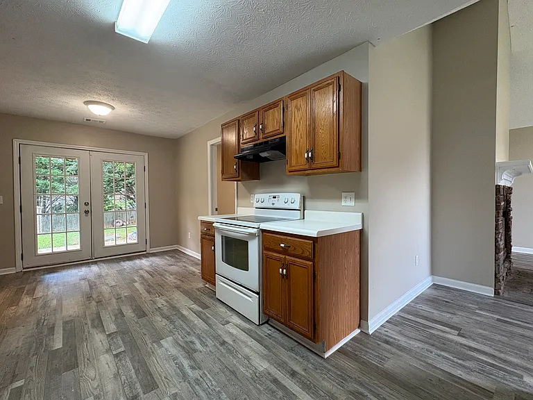 1404 Douglas St — Photo 9