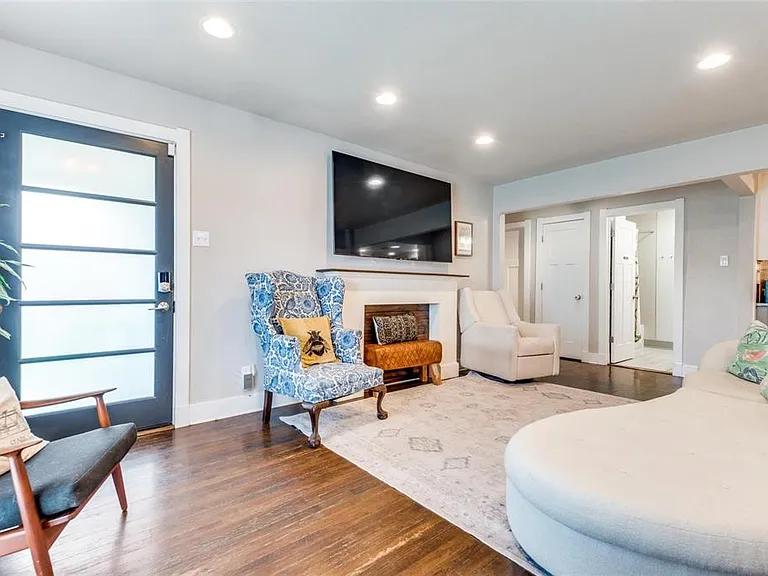 3704 Park Ln — Photo 2
