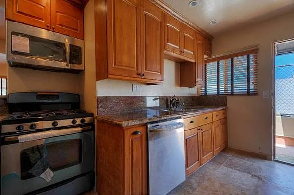 4938 Newport Ave — Photo 6