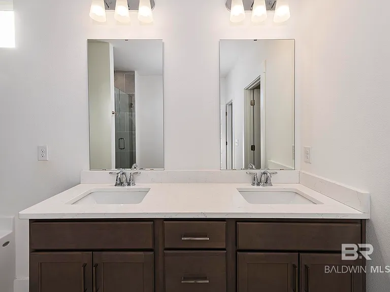 231 Bronze St — Photo 26