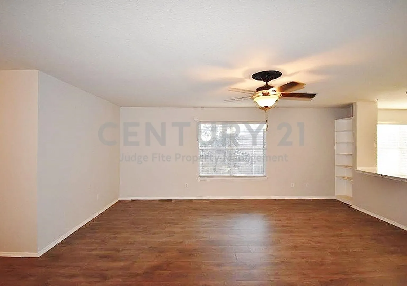Light & Bright 4/2/2 in Waxahachie For Rent! — Photo 3