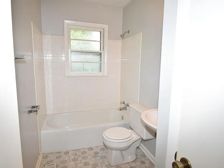 433 Anniston Dr — Photo 2