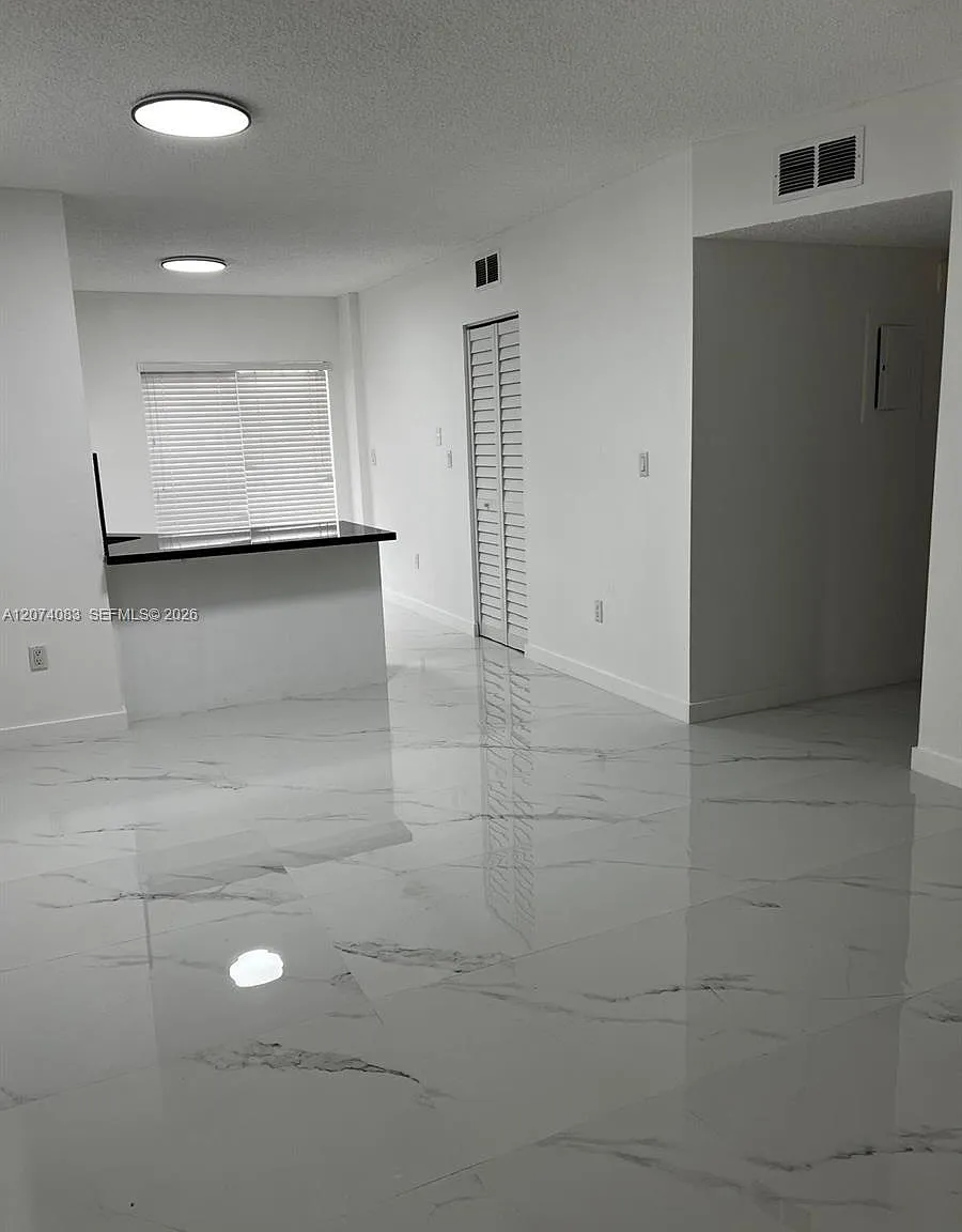Alameda Tower 6 Condo — Photo 2