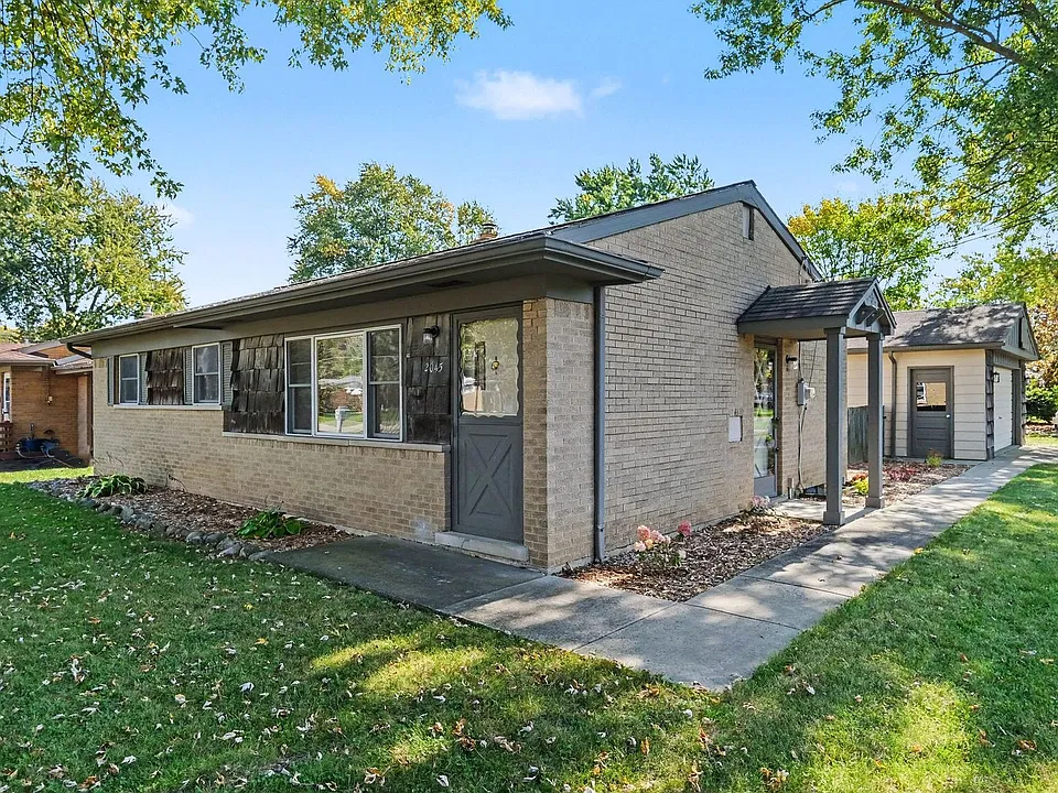 2045 Huntington Ave