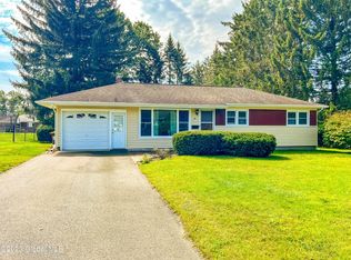 25 Timberland Dr, Loudonville, NY 12211