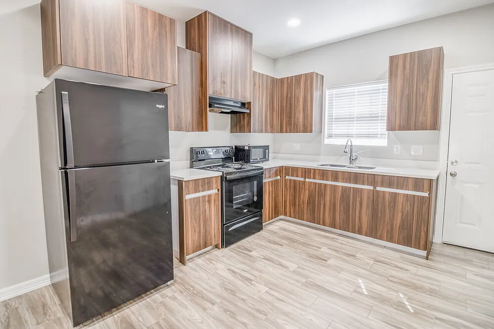 3 bed, 2.0 bath, 1000 sqft, $899 — Photo 3