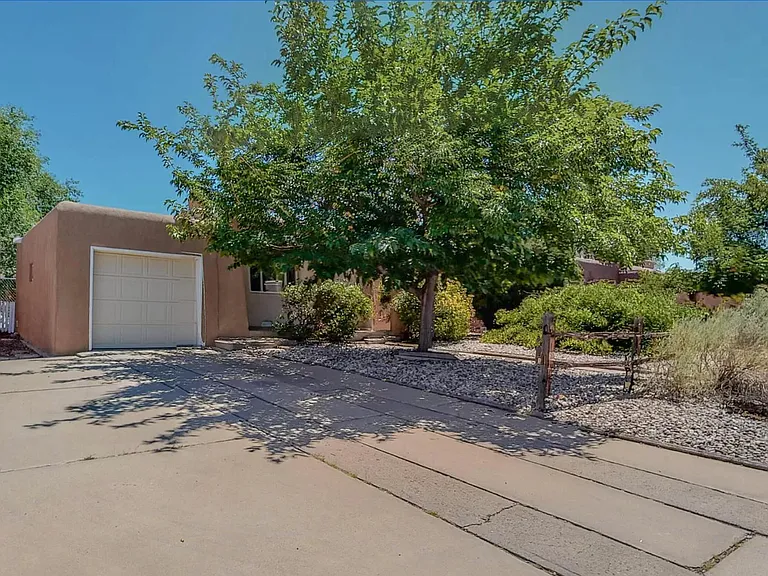 412 Cardenas Dr NE — Photo 2