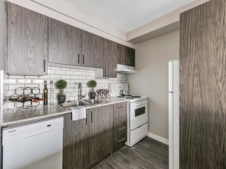 8787 Riverside Dr E — Photo 30