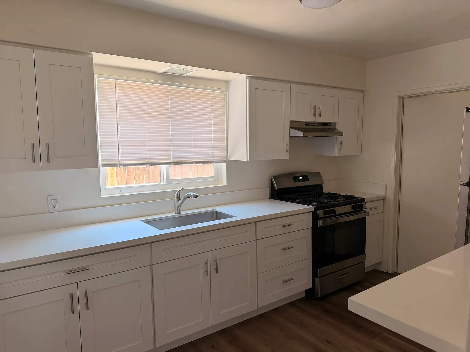 3 bed, 1000 sqft, $3,400 — Photo 2