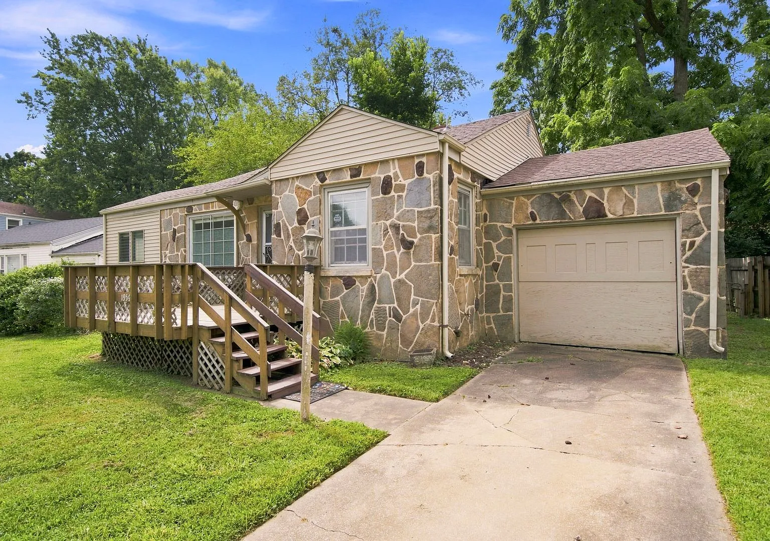3 bedroom | 1 bathroom | 1 car garage | Close to campuses & Rountree | Pets welcome! — Photo 3