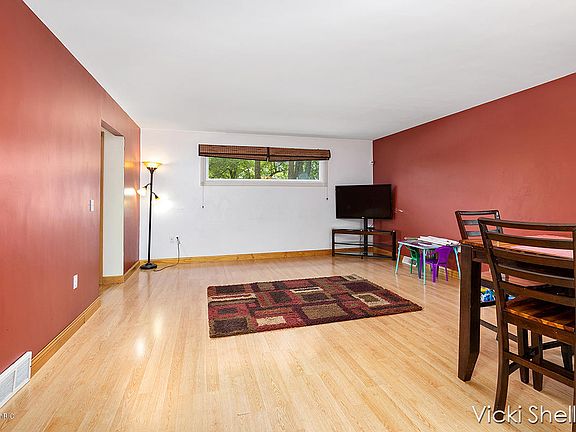 3rd image of 2289 Lake Michigan Dr NW
