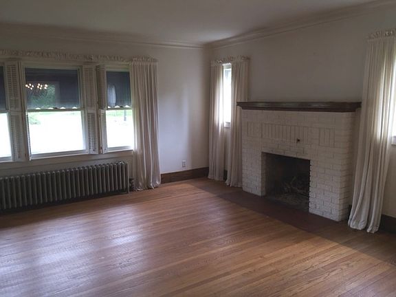 3rd image of 421 Collingwood Dr